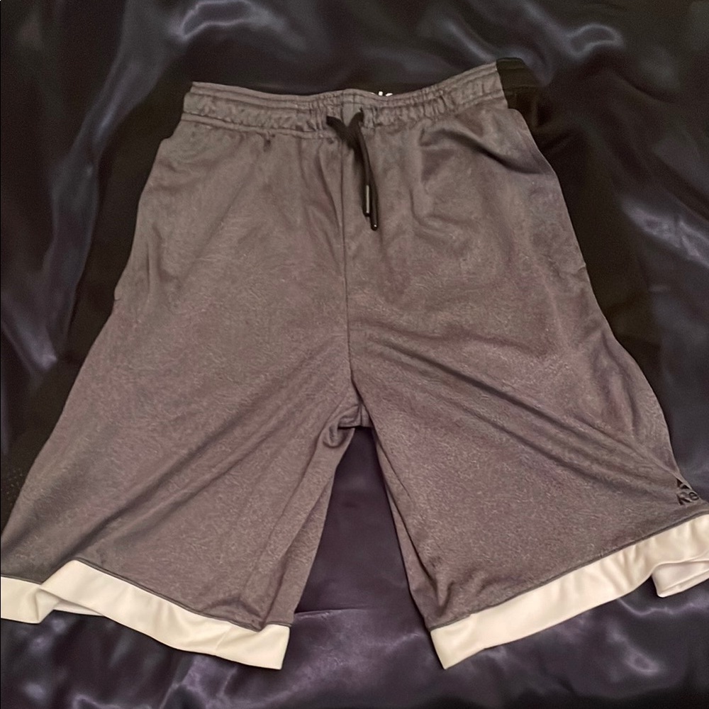 Reebok Gray/Black/White Athletic boys Shorts. Size Xlg 14/16. 2 pocket.